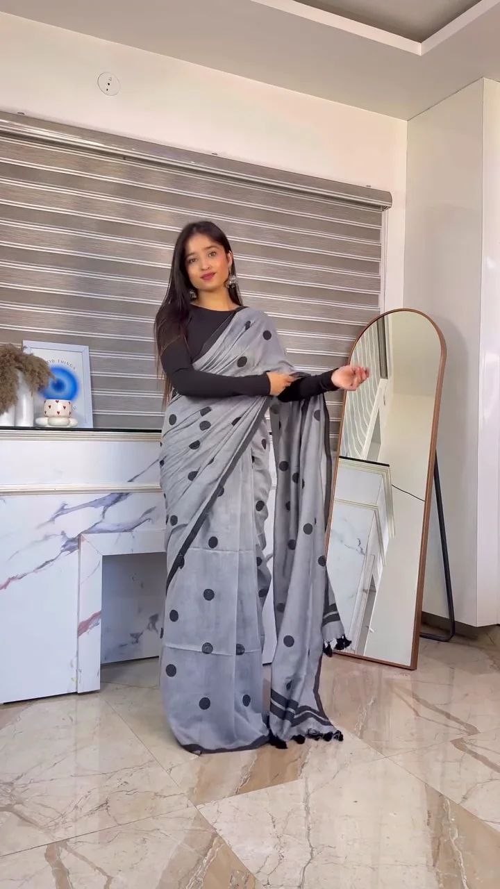 🖤✨ Elegant Grey Polka Dot Saree – Minimal Chic Draped Beauty 🤍